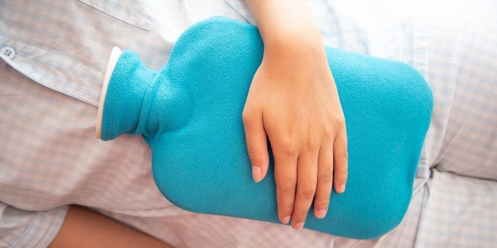 bouillotte femme allongée