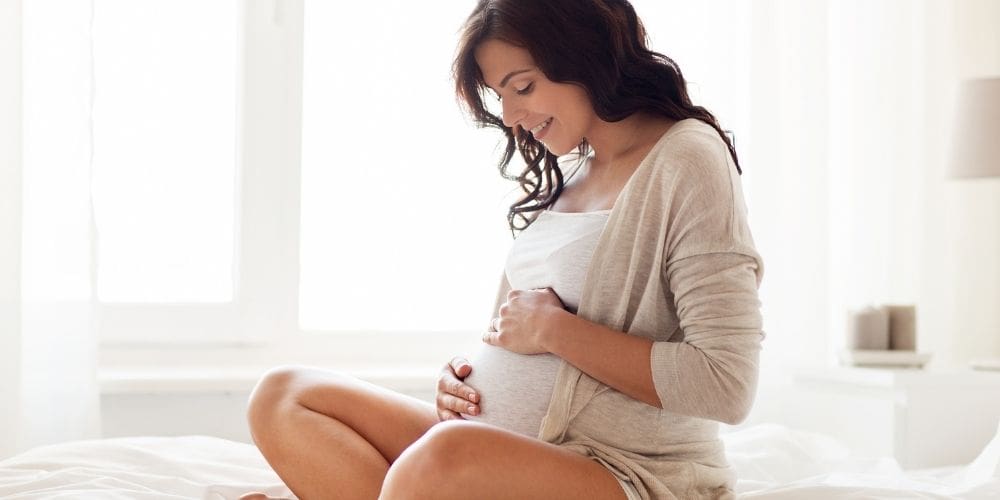 femme enceinte dans un lit