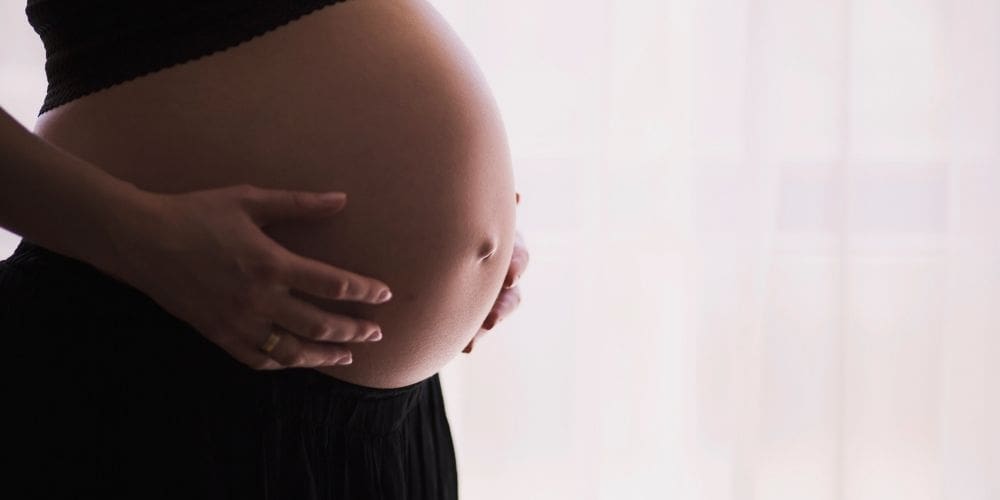 gros ventre femme enceinte