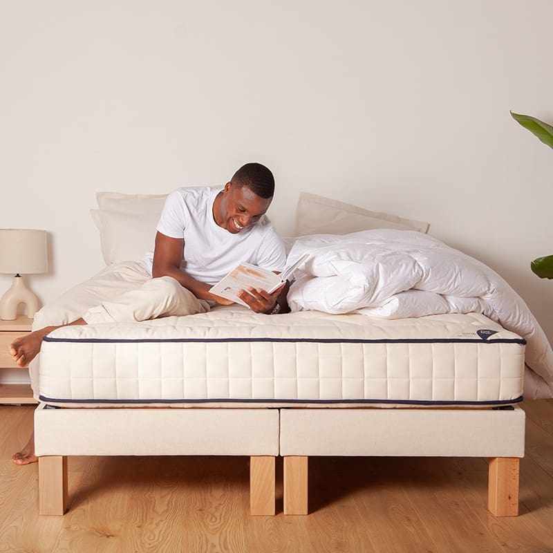 homme sur un matelas